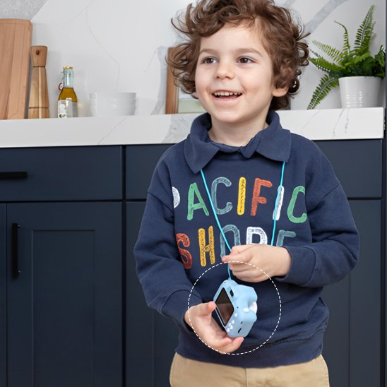 un garçon avec un appareil photo enfant suspendu à son cou