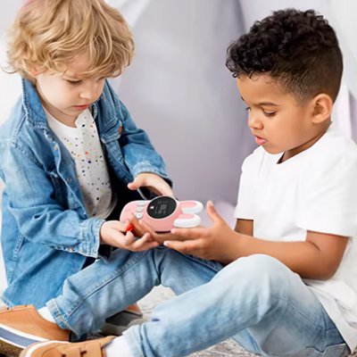 Deux garçons avec talkie walkie enfant lapin