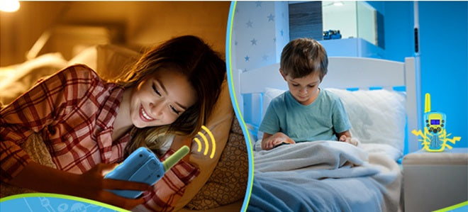 Un parent et son enfant communiquant avec un talkie walkie