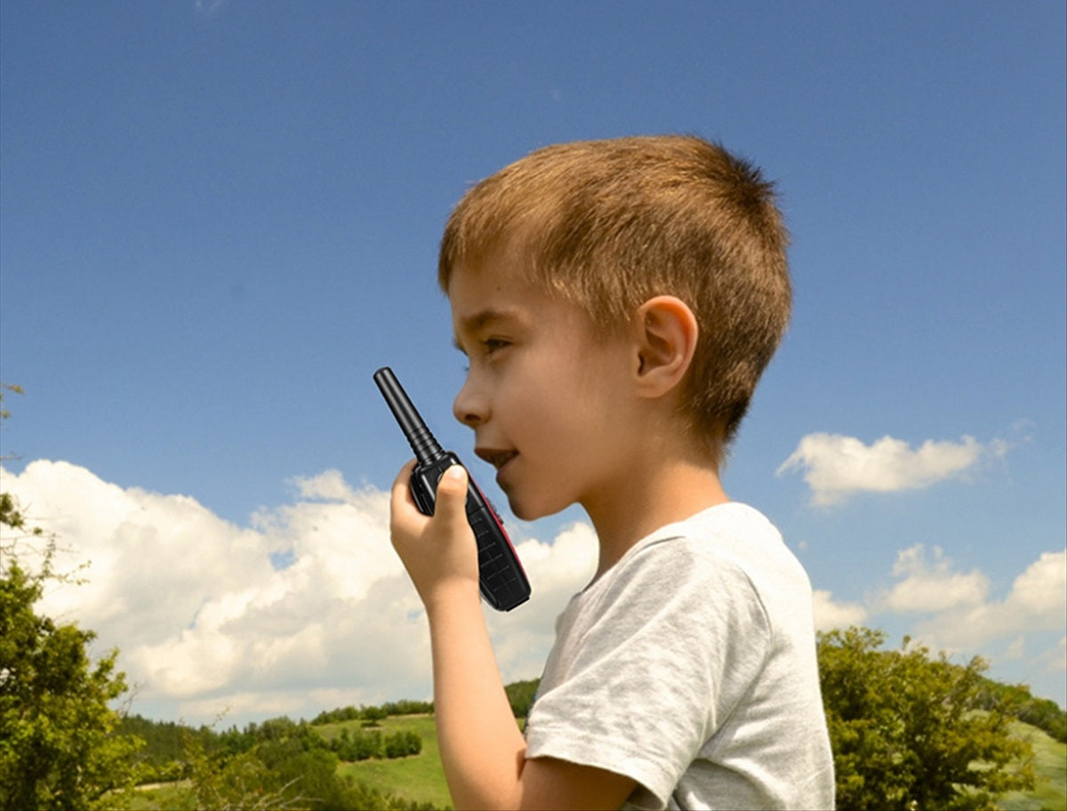 un garçon parle dans un talkie walkie