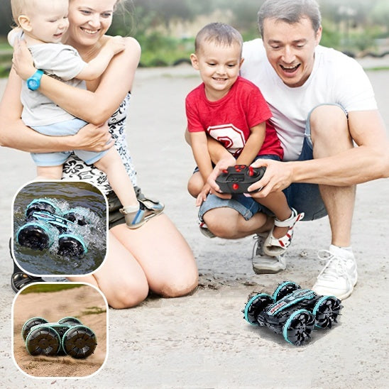 Une famille s'amuse avec une voiture télécommandée tout terrain.