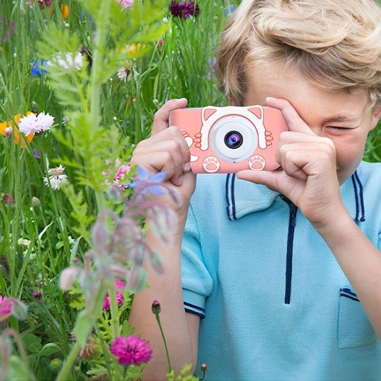 Garçon photographie insecte avec appareil photo enfant chat rose