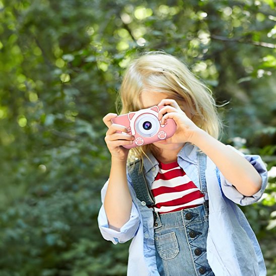 Fillette avec appareil photo chaton mignon en exploration