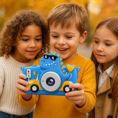 Garçon montre ses photos à ses amis avec appareil photo enfant dinomobile
