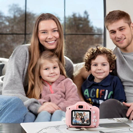 une famille se prend en photo avec appareil photo enfant