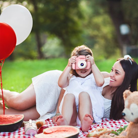 fillette en picnic avec mere et appareil photo enfant
