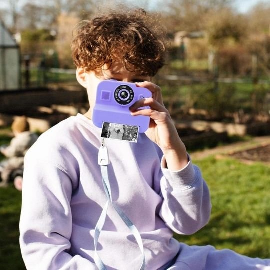 jeune ado avec appareil photo enfant instantané