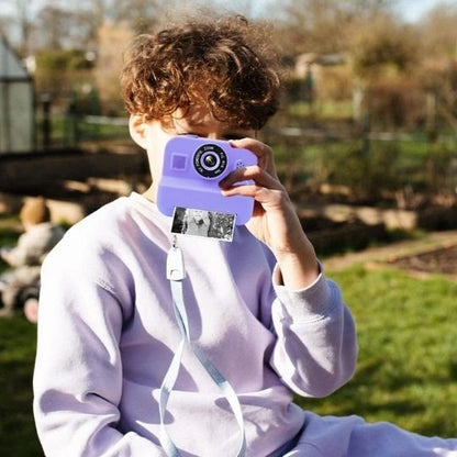 jeune ado avec appareil photo enfant instantané