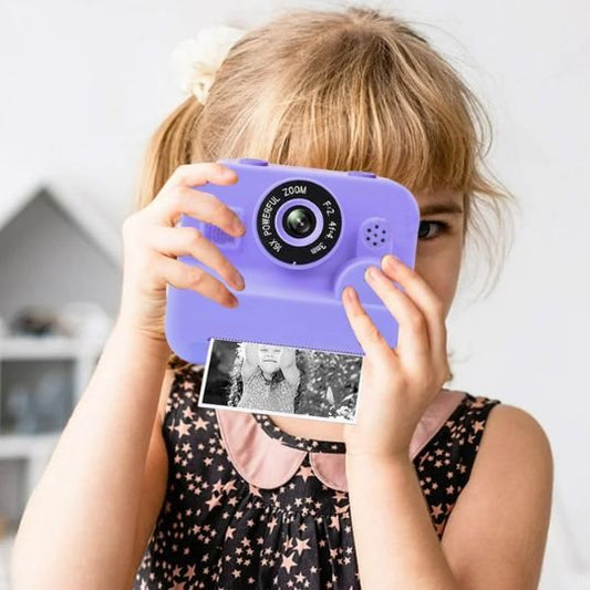 fillette et son appareil photo enfant instantané lilas