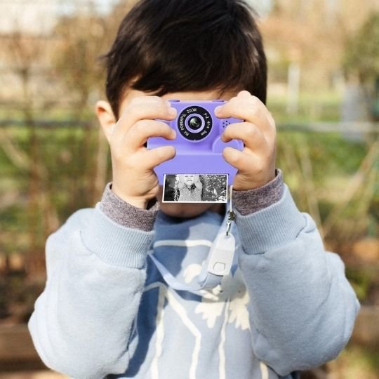 Garçon avec appareil photo enfant instantané violet