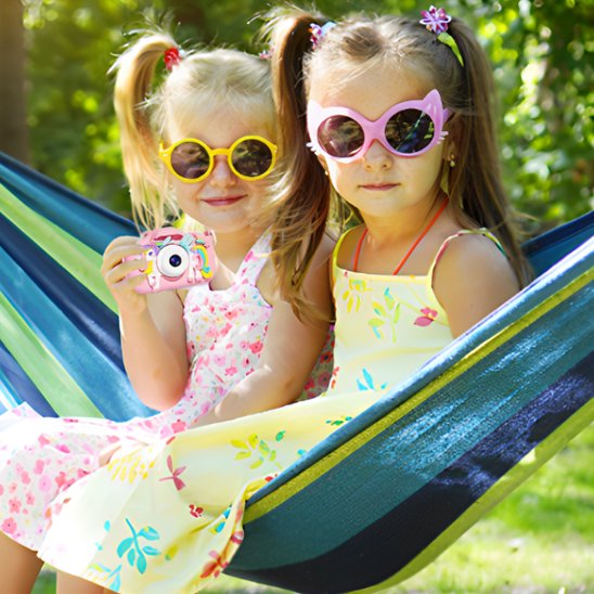 deux fillette dans un hamac avec appareil photo enfant