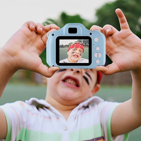 garçon se prend en photo avec appareil photo enfant