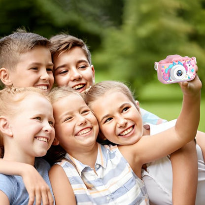 amis prennent selfie avec appareil photo enfant