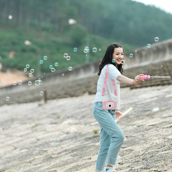 ado en sortie extérieur avec son appareil photo enfant de chaton mignon