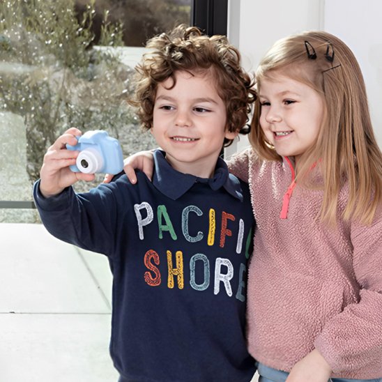 Deux amis se prennent en photo avec appareil photo enfant