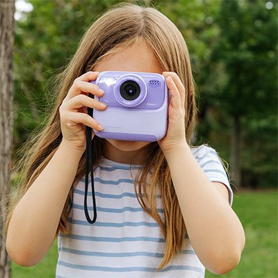 fillette prend photo avec appareil photo instantané enfant