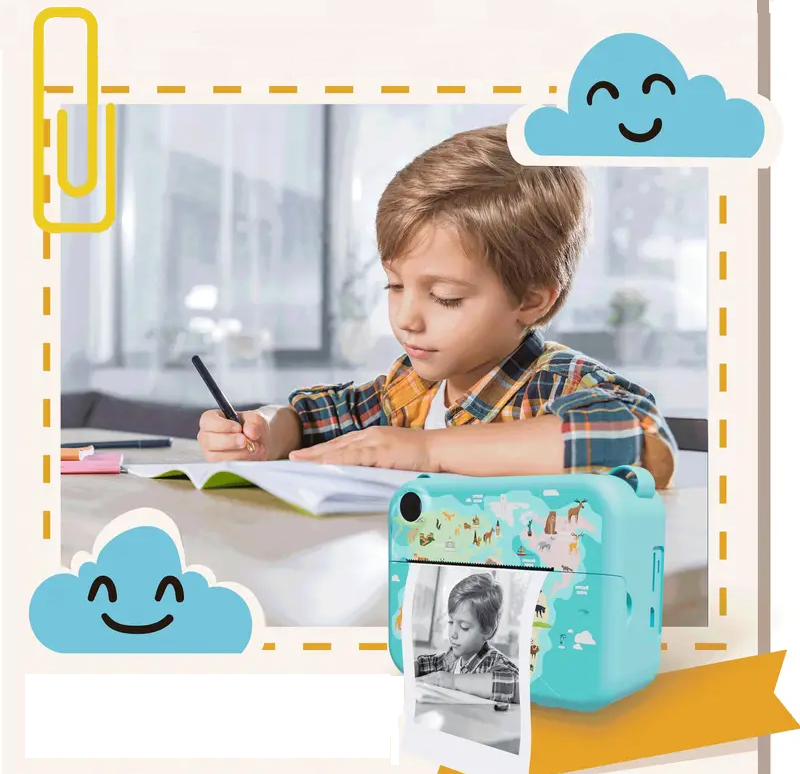 Garçon fait un bricolage à partir de photo prise avec appareil photo pour enfant 