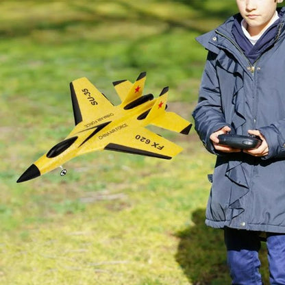 enfant 12 ans avec avion télécommandé
