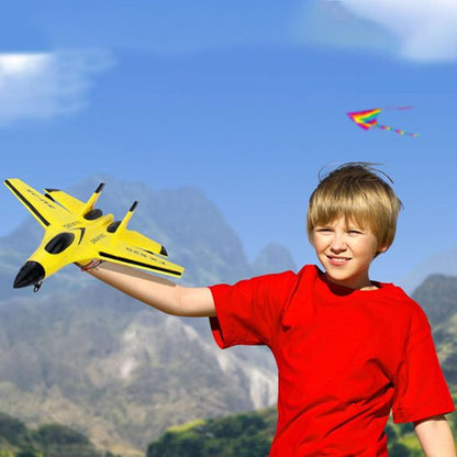 Avion télécommandé dans main de garçon