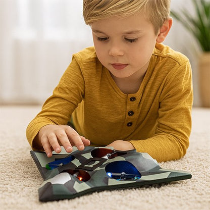 Garçon avec avion militaire gris-bleu