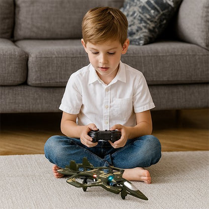 garçcon avec avion télécommandé militaire vert