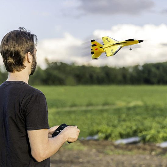Adulte joue avec avion télécommandé enfant