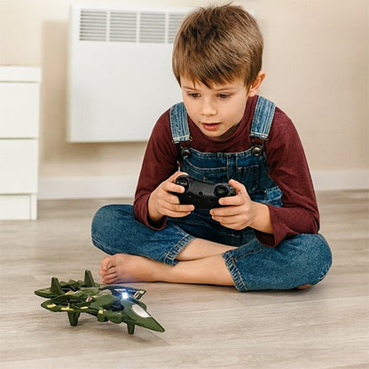 Garçon avec avion télécommandé vert militaire