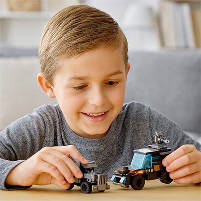 Brique de construction, véhicules de défenses