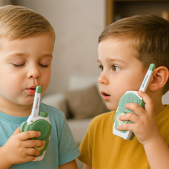 deux garcons avec talkie walkie enfant