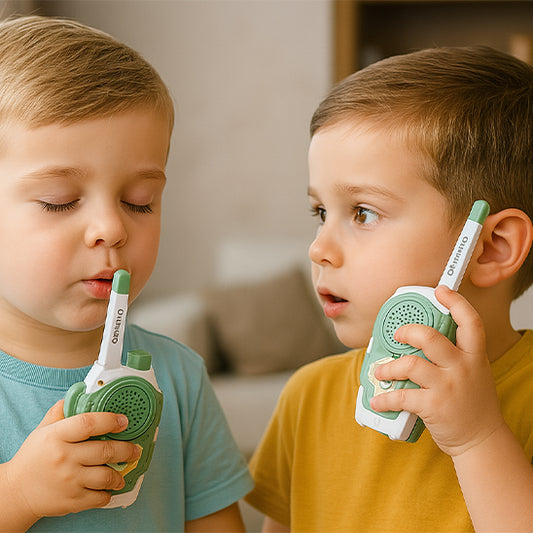 deux garcons avec talkie walkie enfant