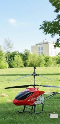 Hélicoptère télécommandé rouge, atterrissage parfait