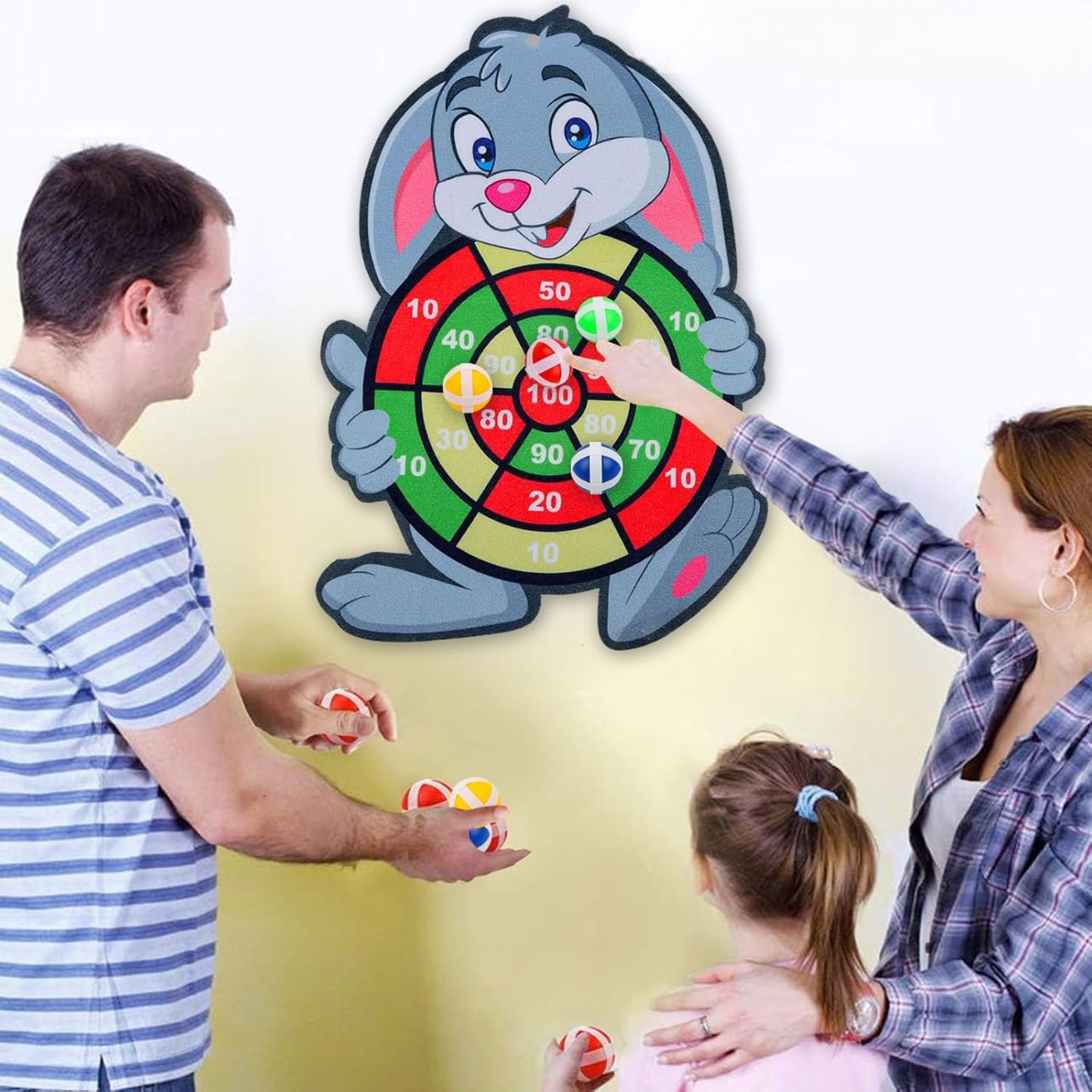 famille qui joue aux fléchettes pour enfants