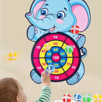 enfant qui lance boule sur jeu flechette