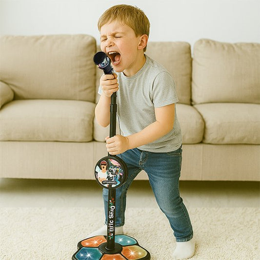 Jeune garçon avec micro enfant