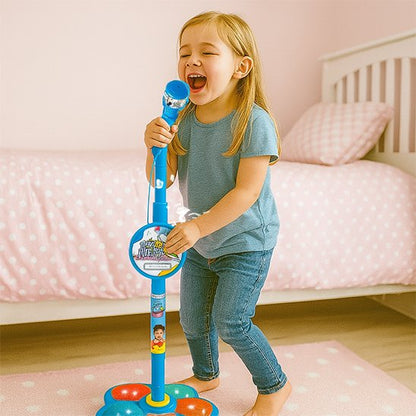 Fillette fait ses débuts avec micro enfant bleu.