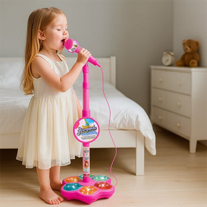 Fillette avec micro enfant rose
