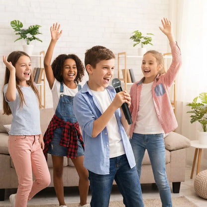 Des amis chantent et dansent avec micro karaoke