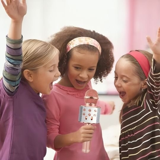 fillettes avec micro karaoke pour un anniversaire musical
