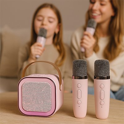 micro karaoke double micro et enceinte avec mère et fille en arrière plan