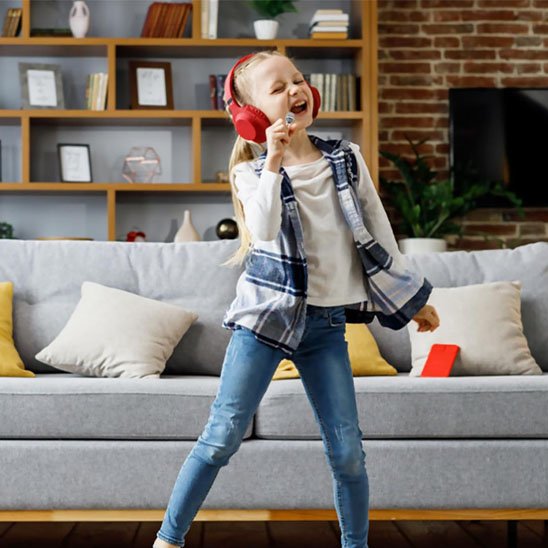 Jeune fille avec Micro karaoke