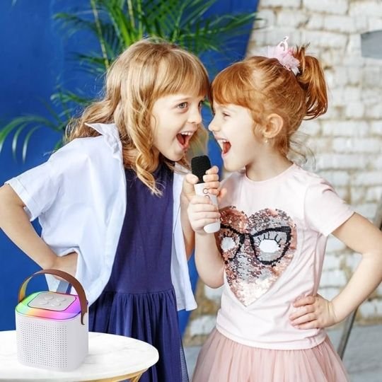Deux amies chantent avec appareil et micro karaoké enfant.
