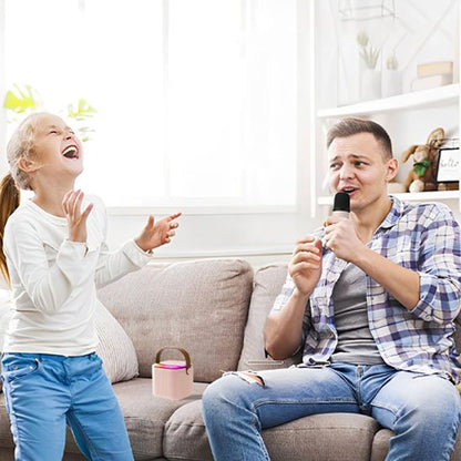 Fillette rit des performances musicales de son père avec micro karaoké enfant.