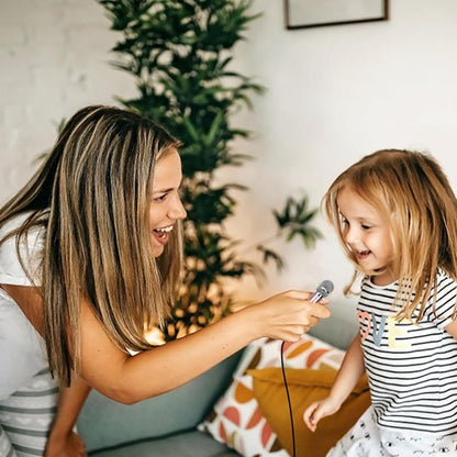 Une mère fait chanter sa fille avec micro karaoke