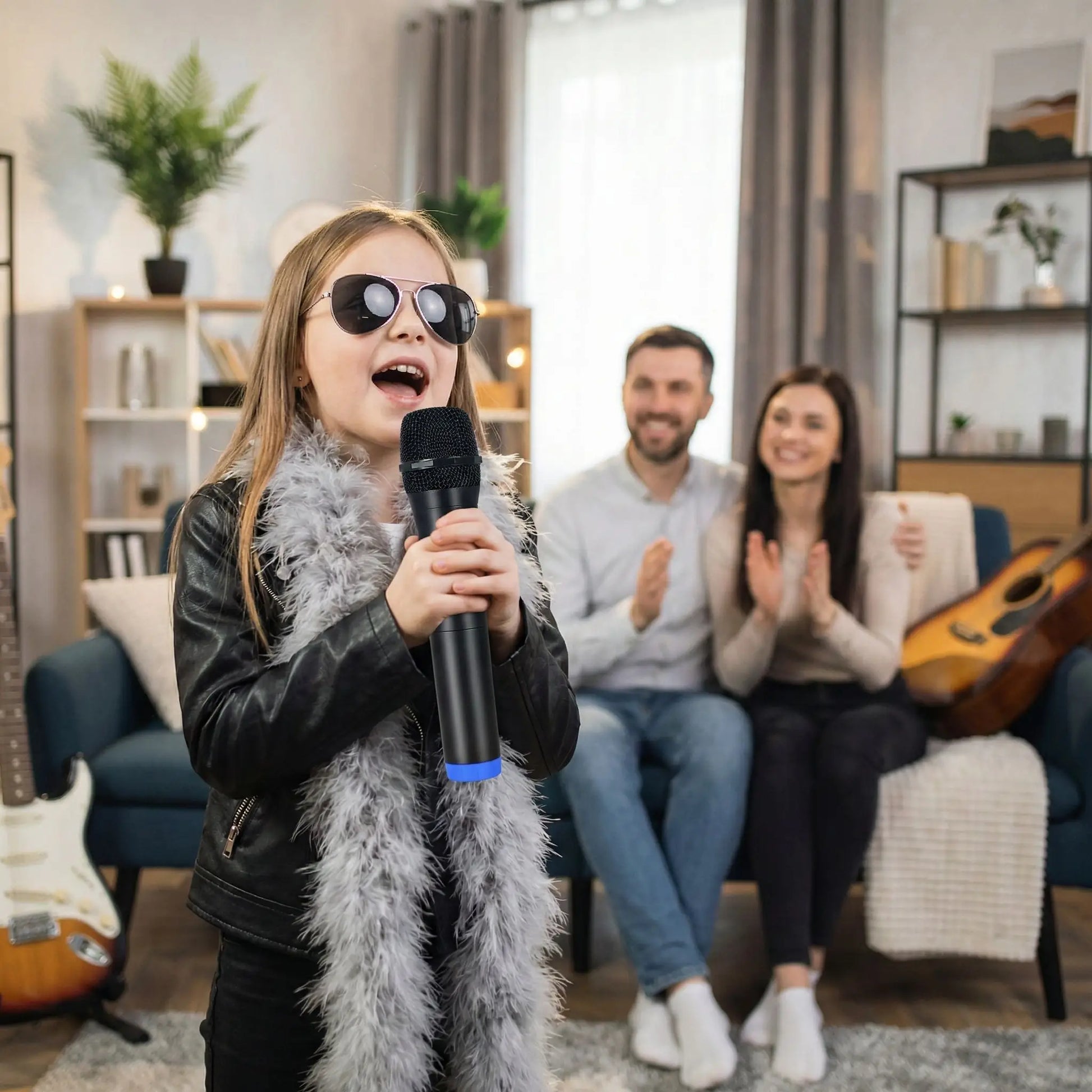 une future star chante pour ses parents avec un micro karaoké