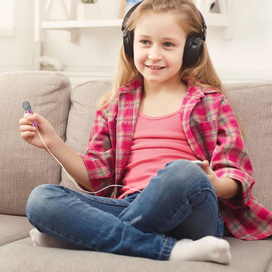Jeune fille joue avec Micro karaoke