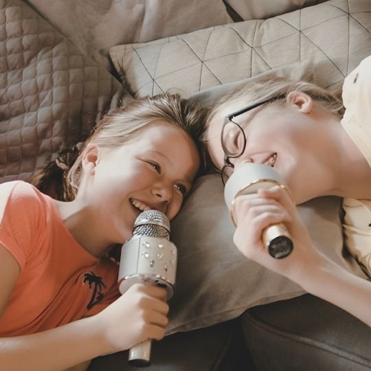 2 amies avec micro karaoke