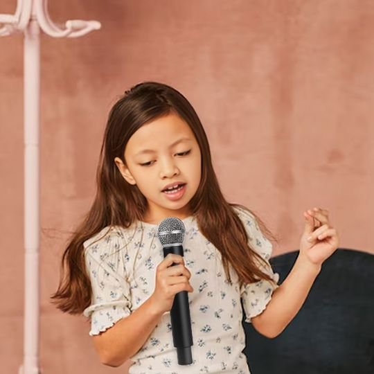 Micro karaoke dans la main d'une jeune fille