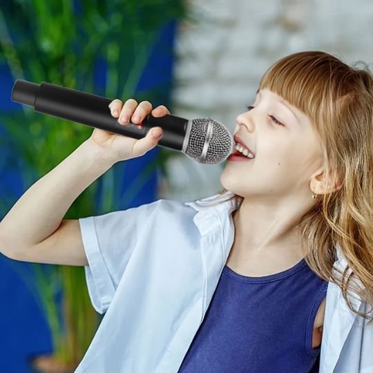 jeune fille chante avec micro karaoke sans fil