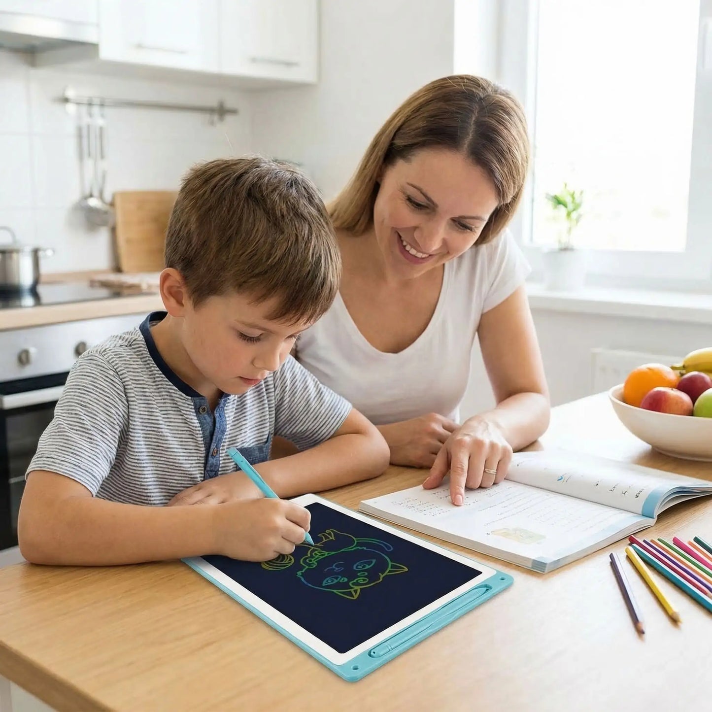 Garçon fait ses devoirs avec tablette coloriage.