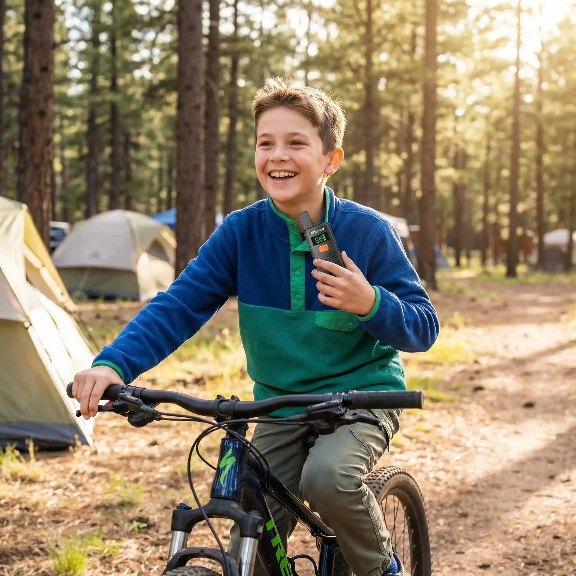 Un garçon avec un talki walki fait du vélo.
